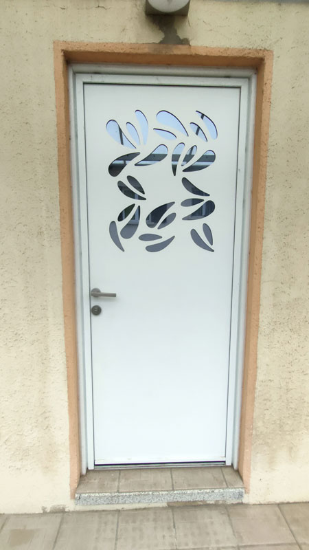 Porte-d'entrée-décorative---aluminium-blanc